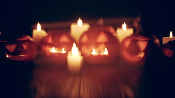 Rack focus video van Jack-o-Latern Halloween pompoenen met kaarsen — Stockvideo