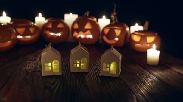 Хэллоуинские тыквы со свечами — стоковое видео