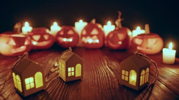 Abóboras de Halloween Jack-o-latern com velas — Vídeo de Stock