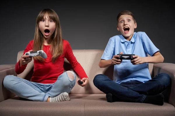电脑游戏比赛。游戏的概念。兴奋的女孩用操纵杆玩电子游戏 — 图库照片