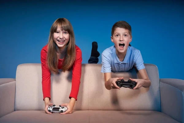 电脑游戏比赛。游戏的概念。兴奋的女孩用操纵杆玩电子游戏 — 图库照片