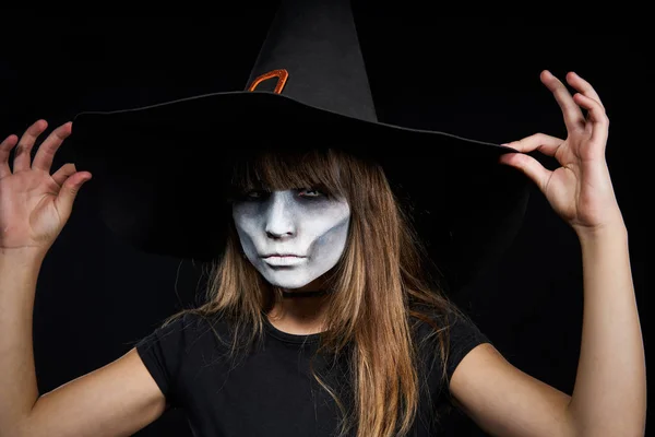 Fechar-se de Halloween bruxa olhando para a câmera no fundo preto . — Fotografia de Stock