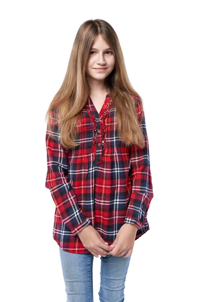 Teenie-Mädchen im karierten Hemd steht lässig da — Stockfoto