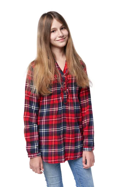 Chica adolescente con camisa a cuadros de pie casualmente —  Fotos de Stock