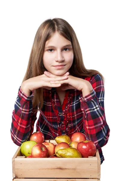 Adolescente chica con manzanas y peras en una caja —  Fotos de Stock