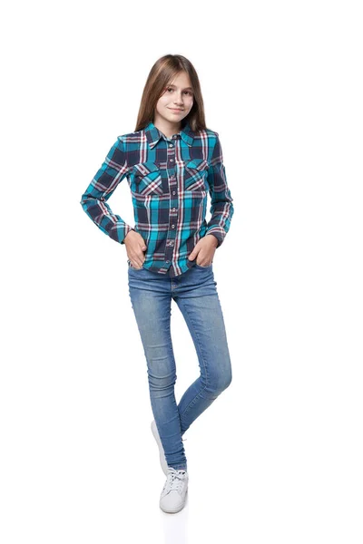 Teen ragazza in camicia a scacchi in piedi casualmente — Foto Stock