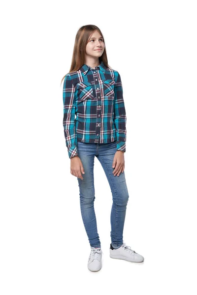 Teenie-Mädchen im karierten Hemd steht lässig da — Stockfoto