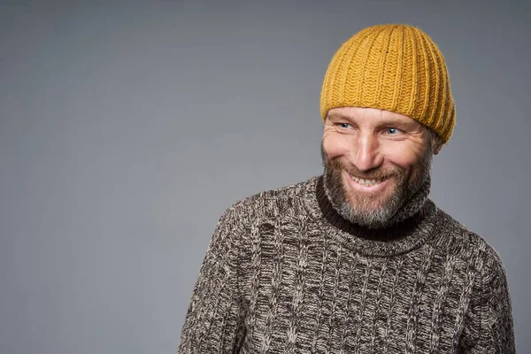 Šťastný rozesmátý dospělý muž v teplém svetru — Stock fotografie