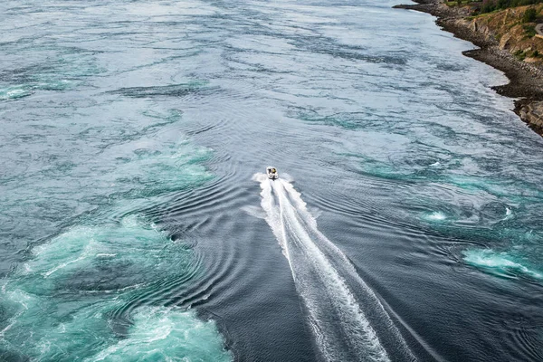 Скоростной катер, проходящий между сильными приливными течениями Сальтстраумен, Норвегия — стоковое фото