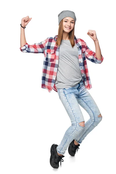 Sorridente teen ragazza in piedi in piena lunghezza gesturing successo — Foto Stock