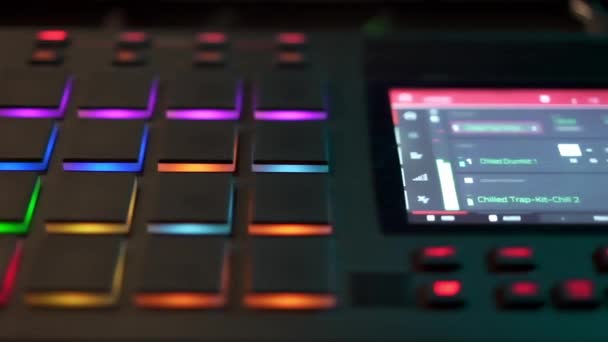 Deslizando Vídeo Digital Audio Beatmaker Sampler Com Botões Iluminados — Vídeo de Stock