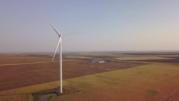 Veduta Aerea Una Singola Turbina Eolica Produzione Energia Nei Campi — Video Stock