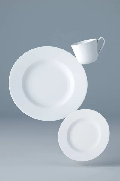 Mockup Dua Piring Putih Dan Cangkir Untuk Desain Atau Logo — Stok Foto