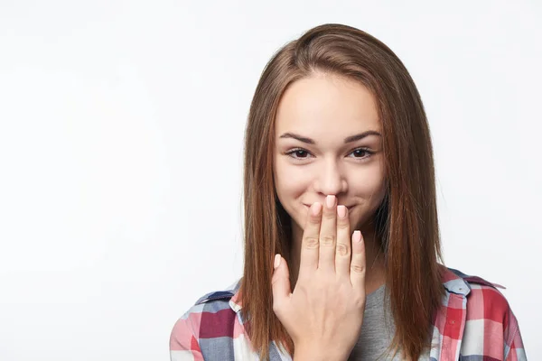 Nahaufnahme Eines Schüchtern Lächelnden Teenie Mädchens Das Seinen Mund Mit — Stockfoto