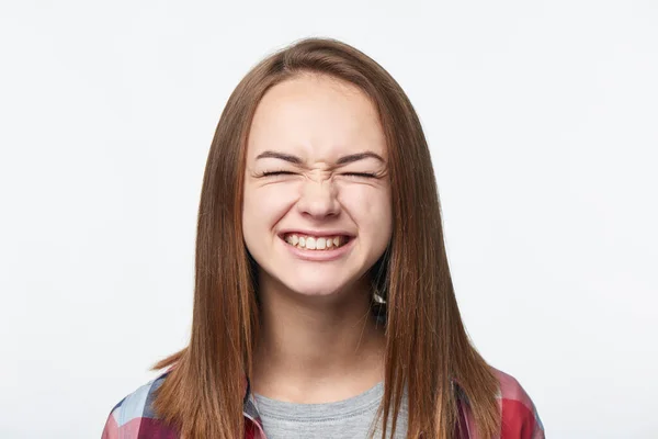 Mutlu Duygusal Genç Kız Gözlerini Sıkıca Kapatıyor — Stok fotoğraf