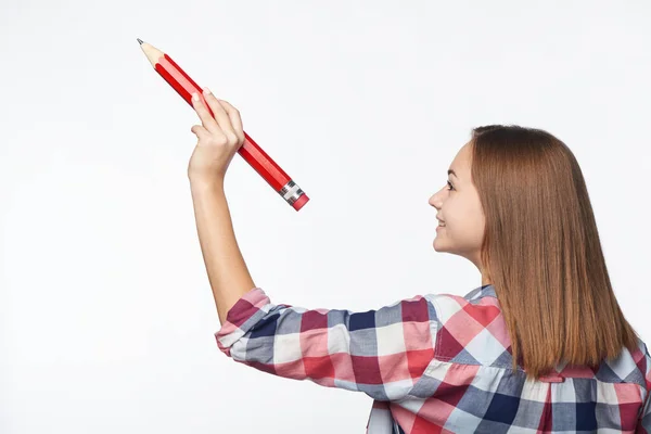 Profil Eines Teenie Mädchens Das Mit Großem Bleistift Auf Leeren — Stockfoto