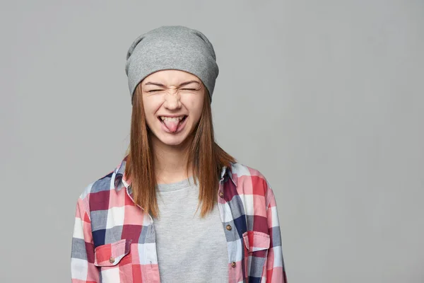 Adolescente menina estragando os olhos e mostrando a língua — Fotografia de Stock