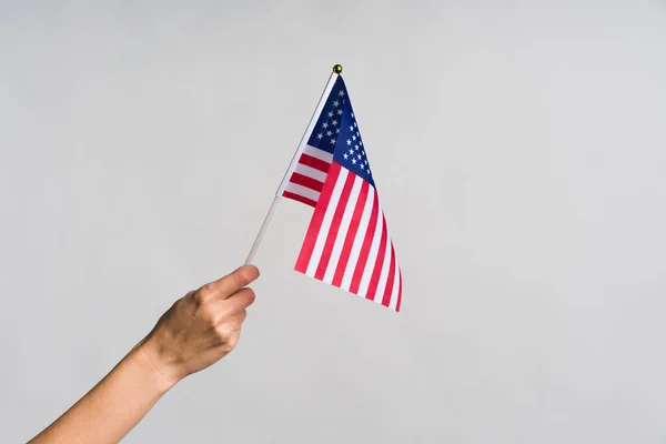 Mão humana segurando bandeira dos EUA — Fotografia de Stock