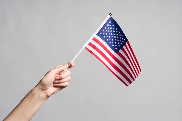 Mano humana sosteniendo bandera USA — Foto de Stock