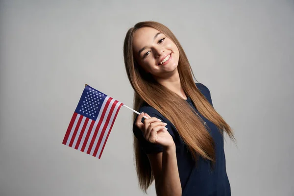 Mujer feliz sosteniendo bandera de EE.UU. — Foto de Stock