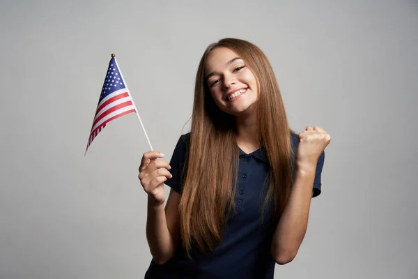 Gelukkige vrouw met USA vlag — Stockfoto