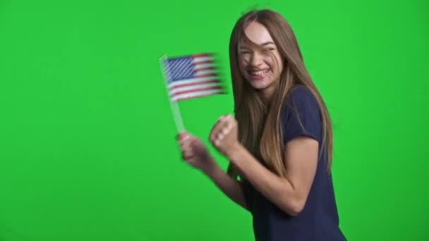 Chica alegre sosteniendo pequeña bandera de EE.UU. celebrando el triunfo — Vídeos de Stock