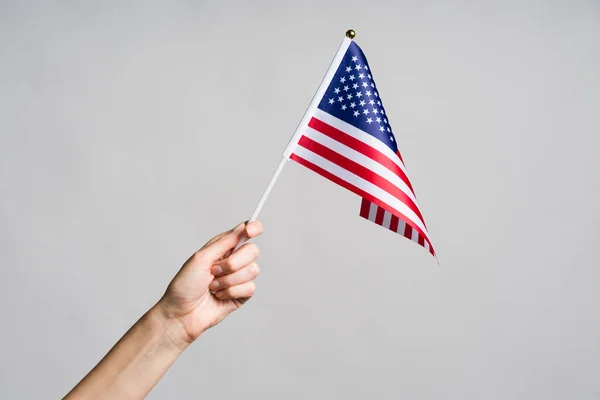 Mano humana sosteniendo bandera USA — Foto de Stock