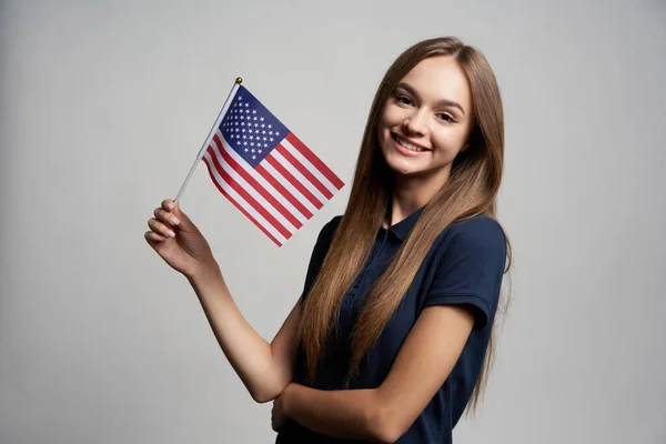 Gelukkig Vrouw Holding Verenigde Staten Vlag Glimlachen Camera Grijze Achtergrond — Stockfoto