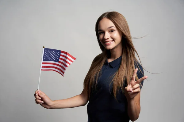 Mulher Feliz Segurando Bandeira Dos Estados Unidos América Mostrando Gesto — Fotografia de Stock