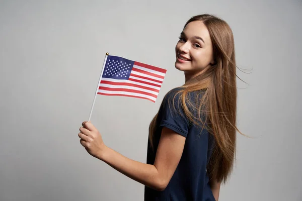 Happy Female Holding Usa Vlag Grijze Achtergrond — Stockfoto