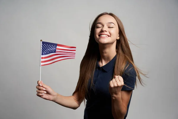 Vreugdevolle Vrouw Houdt Verenigde Staten Van Amerika Vlag Gebaren Succes — Stockfoto