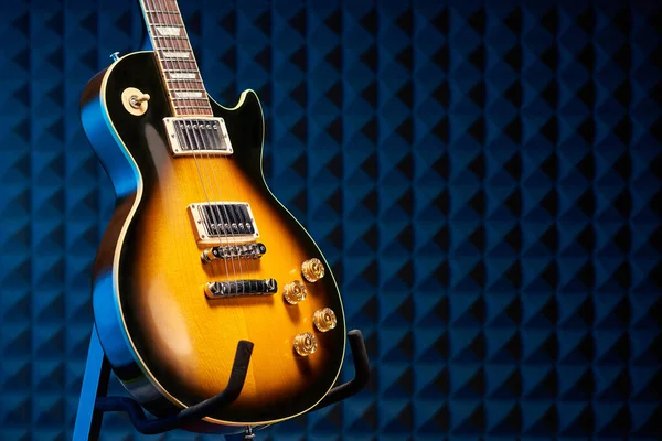 Guitare Électrique Sunburst Debout Sur Support Sur Fond Panneau Mousse — Photo