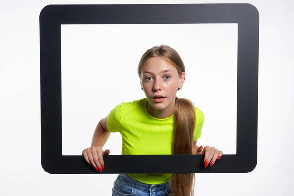 Tini Lány Kukucskál Keresztül Digitális Tabletta Keret — Stock Fotó