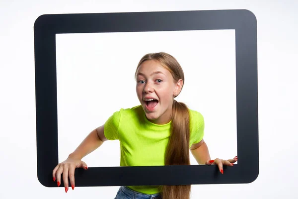 Glückliches Emotionales Teenie Mädchen Blickt Durch Digitalen Tablet Rahmen — Stockfoto