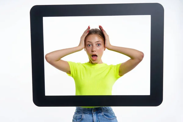 Shocked Chica Adolescente Mirando Través Tableta Digital Marco Sosteniendo Cabeza — Foto de Stock