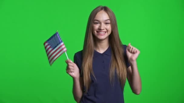 Dívka Drží Vlajku Usa Slaví Triumf Tanec Radosti Přes Zelené — Stock video