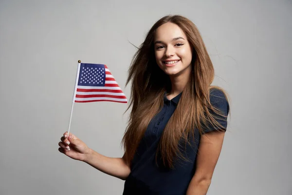 Gelukkig Glimlachend Meisje Student Houden Usa Vlag Zwaaien Wind Grijze — Stockfoto
