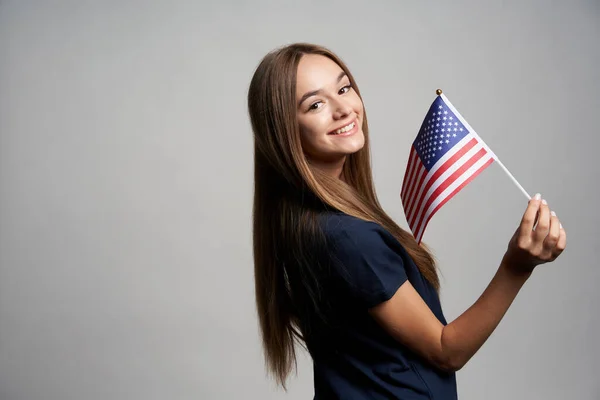 Gelukkig Meisje Holding Verenigde Staten Vlag Glimlachen Camera Schouder Grijze — Stockfoto