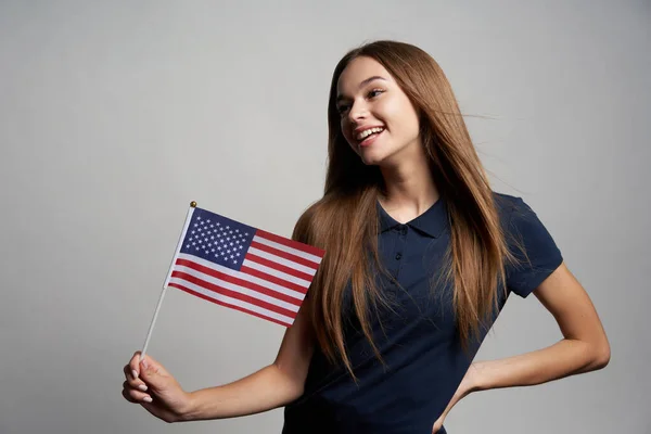 Szczęśliwa Dziewczyna Trzyma Flagę Stanów Zjednoczonych Patrząc Stronę Puste Miejsce — Zdjęcie stockowe
