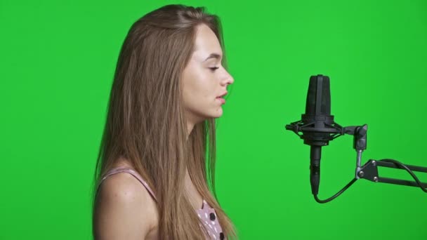 Chica hablando en micrófono — Vídeos de Stock