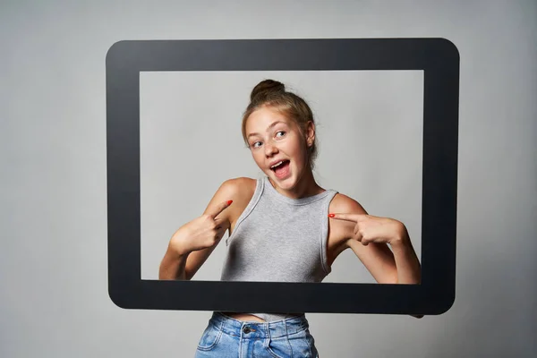 Gadis remaja yang lucu memberikan beberapa sikap yang mengarah pada dirinya sendiri — Stok Foto