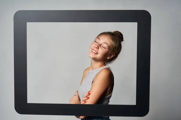 Schöne Mädchen stehen hinter digitalen Tablet-Rahmen genießen mit geschlossenen Augen — Stockfoto