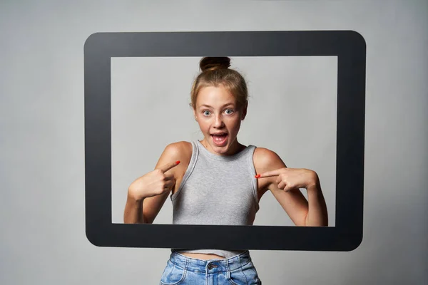 Linda chica adolescente dando alguna actitud posando apuntando a sí misma —  Fotos de Stock