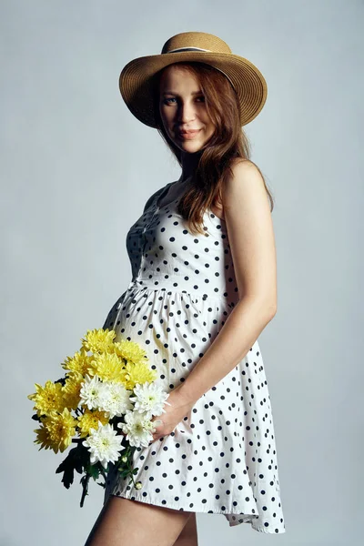 Schwangere Sommerkleid Und Strohhut Mit Blumenstrauß Studioporträt Isoliert — Stockfoto