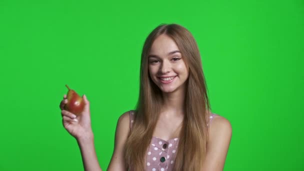 Usmívající Dívka Letních Šatech Úsměvem Držení Hrušky Izolované Přes Zelené — Stock video