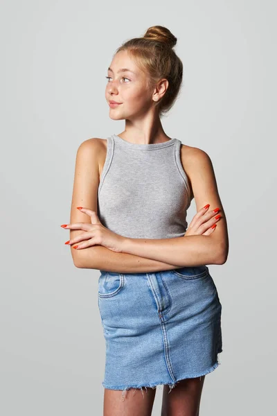 Menina Adolescente Saia Jeans Olhando Para Lado Espaço Branco Cópia — Fotografia de Stock