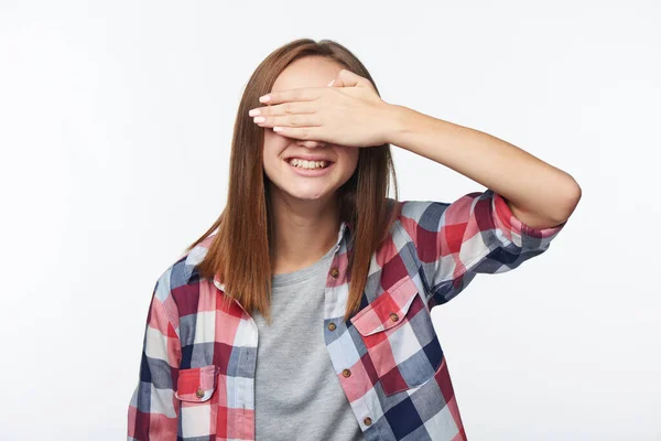 Emocionální Radost Dospívající Dívka Zakrývající Oči Dlaní Studiový Portrét — Stock fotografie