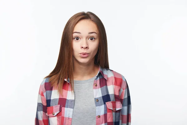 Entusiasmada Menina Adolescente Olhando Para Câmera Com Olhos Amplamente Abertos — Fotografia de Stock