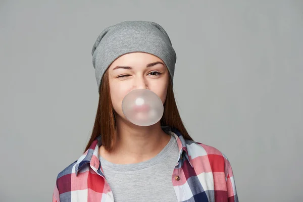 青少年女孩在相机 画室肖像前吹泡泡糖的遮掩 — 图库照片