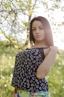 Kadın bir parkta bahar zamanı